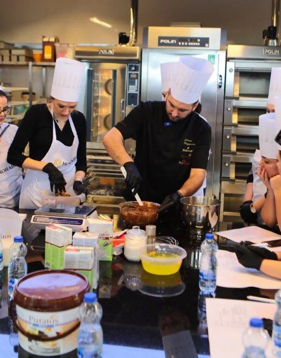 Kursantë gjatë trajnimit në pastiçeri në Korabi Innovation Center